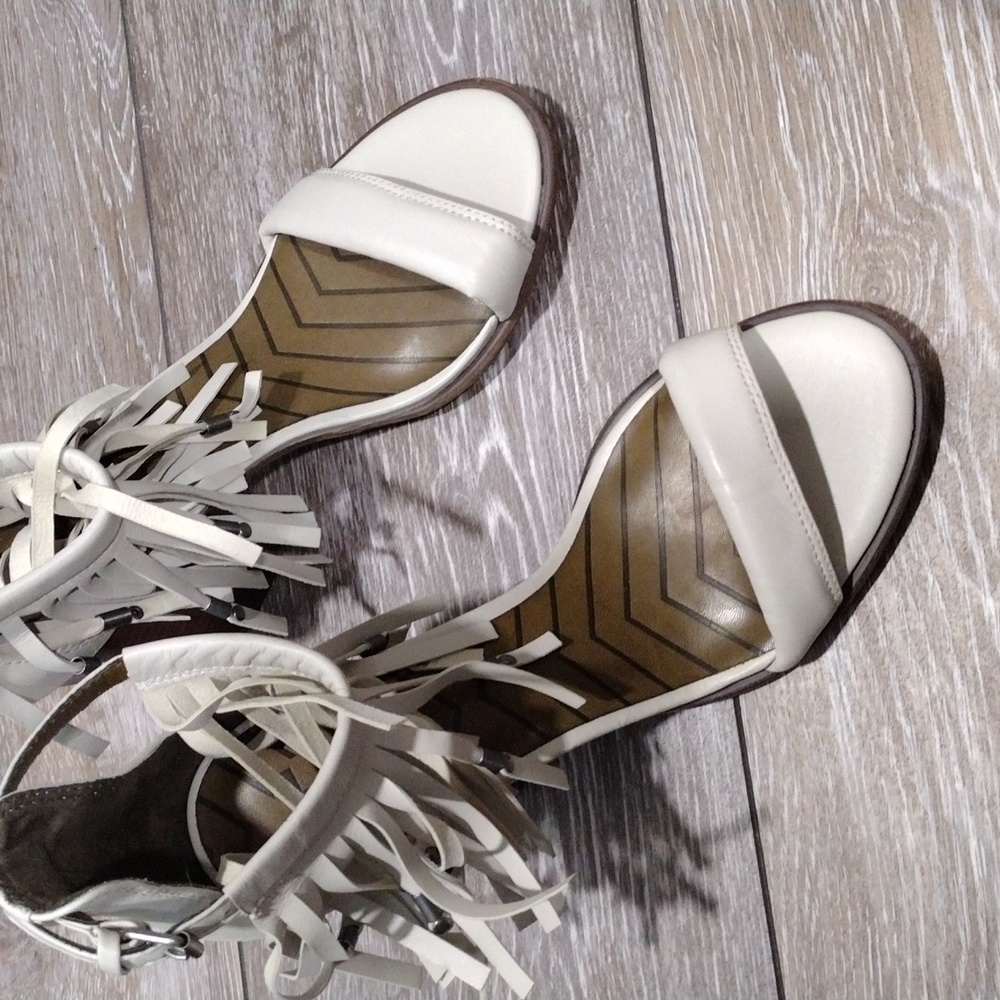 Mia Heritage taupe leather heeled sandals. NWOT. Size 7.5